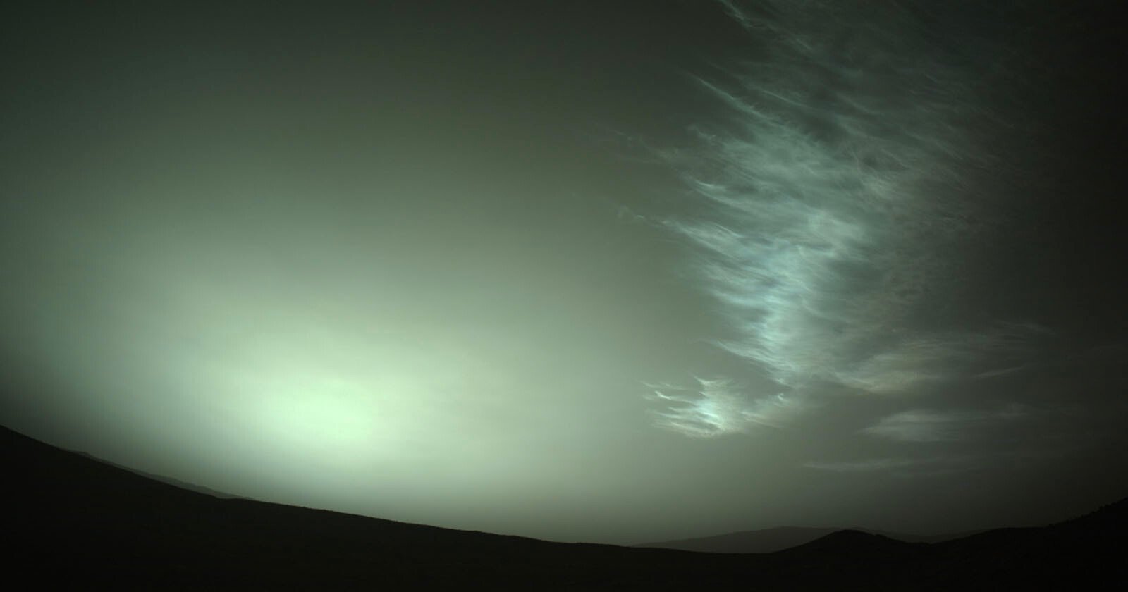 Beautiful and Rare High-Altitude Clouds Captured Shimmering over Mars