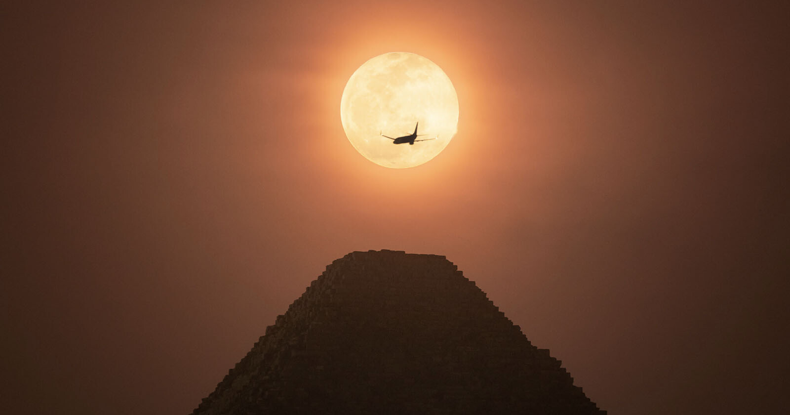 Photographer Lines Up Great Pyramid, Moon, and Airplane in One Epic Shot