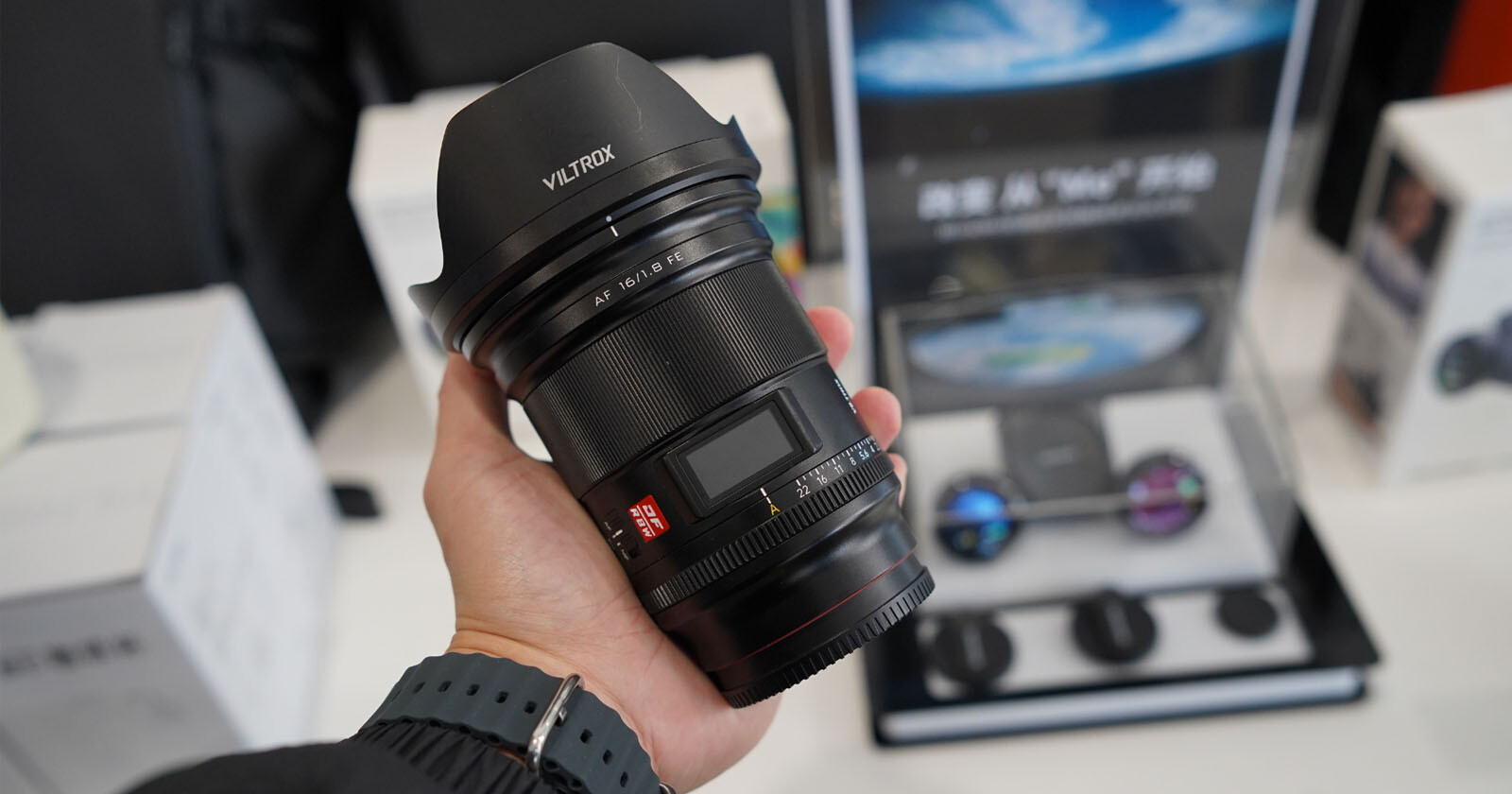 Viltroxs New 16mm f/1.8 Sony Lens Features Autofocus and a Large LCD