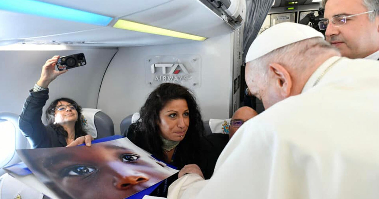 photographer moves pope francis her photo child 