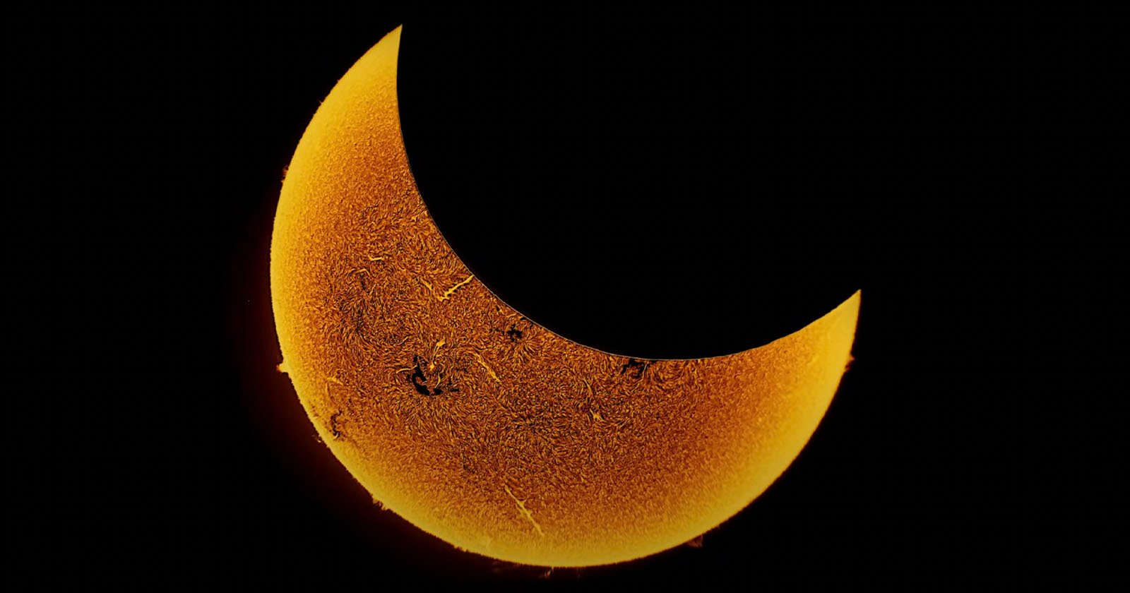 Photographer Captures Epic 8K Timelapse of the Ring of Fire Eclipse