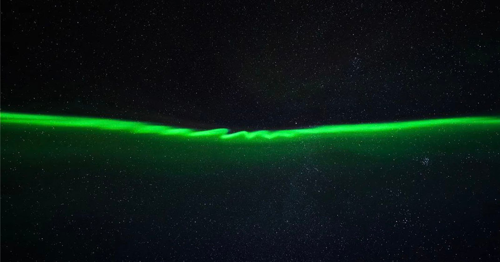 photographer captures earth magnetic field being played like 