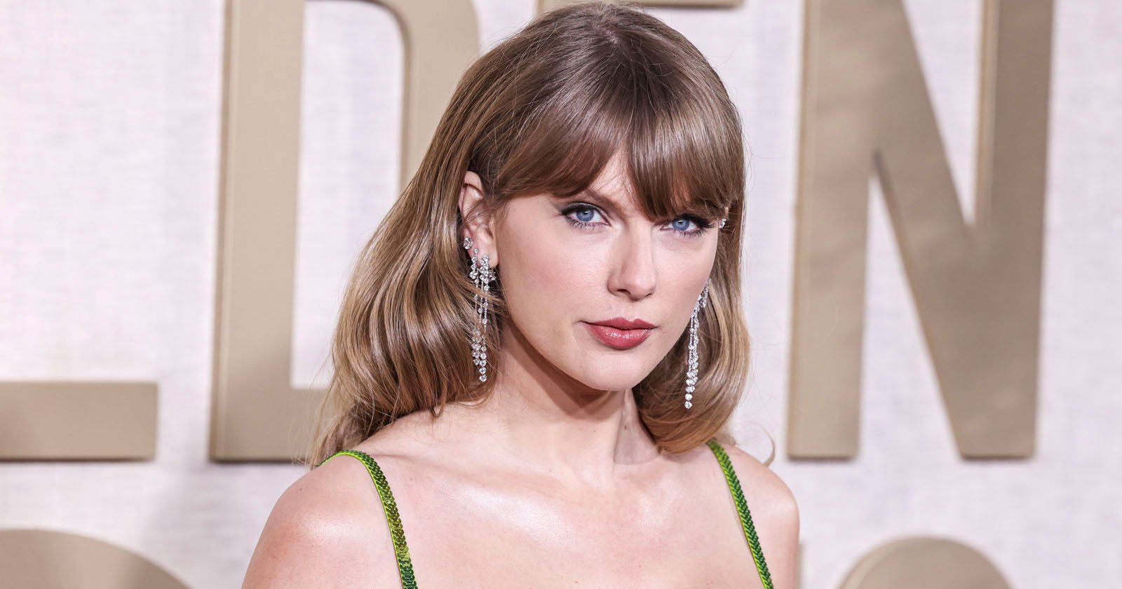 Taylor Swifts Dad Accused of Assaulting Photographer After Her Concert