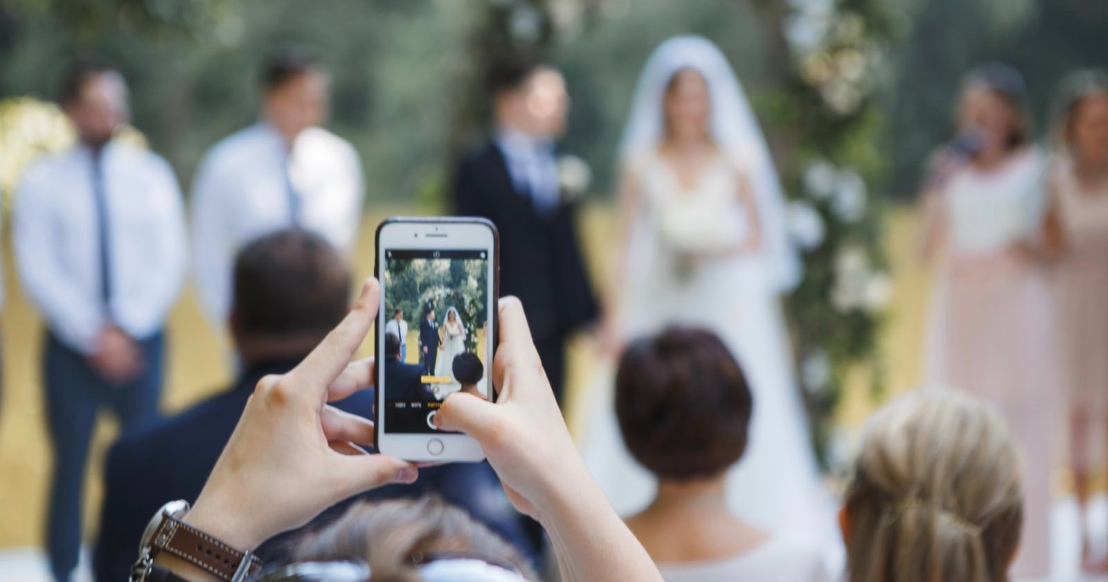  wedding photographer praised stopping guest taking pictures 