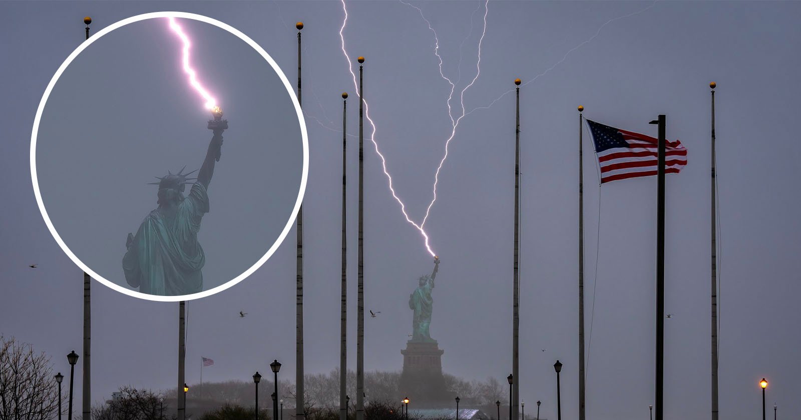  photographer captures statue liberty getting zapped lightning 