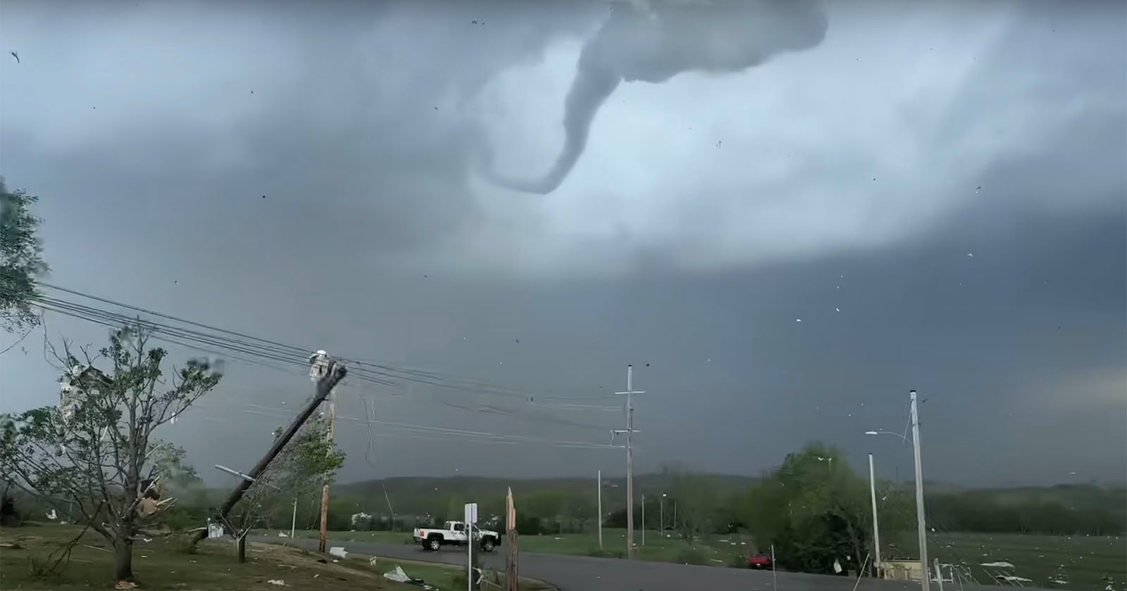  storm chaser captures most insane tornado video 