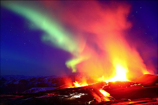 Stunning Photos of the Northern Lights Floating Over an Icelandic
