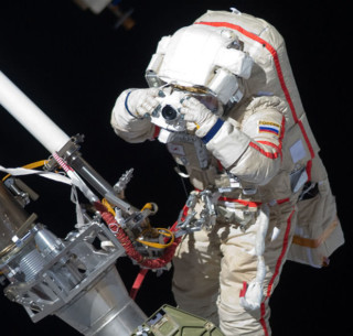 Photographs of Astronauts Using DSLRs on Spacewalks | PetaPixel