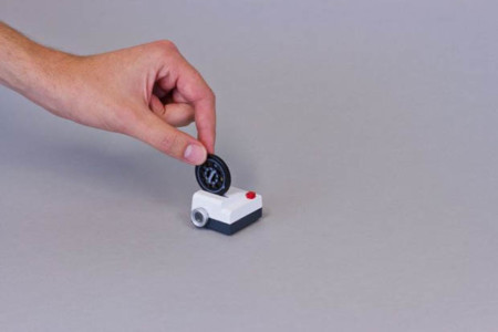 Projecteo: A Thumb-Sized Carousel Slide Projector That Uses 35mm Film ...