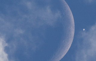 The Moon and Venus Captured in a Single Photograph | PetaPixel