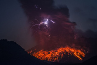 Epic Pictures of the Sakurajima Volcano Erupting in Japan | PetaPixel