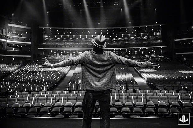 NE-YO on stage during soundcheck at Jingleball in Los Angeles