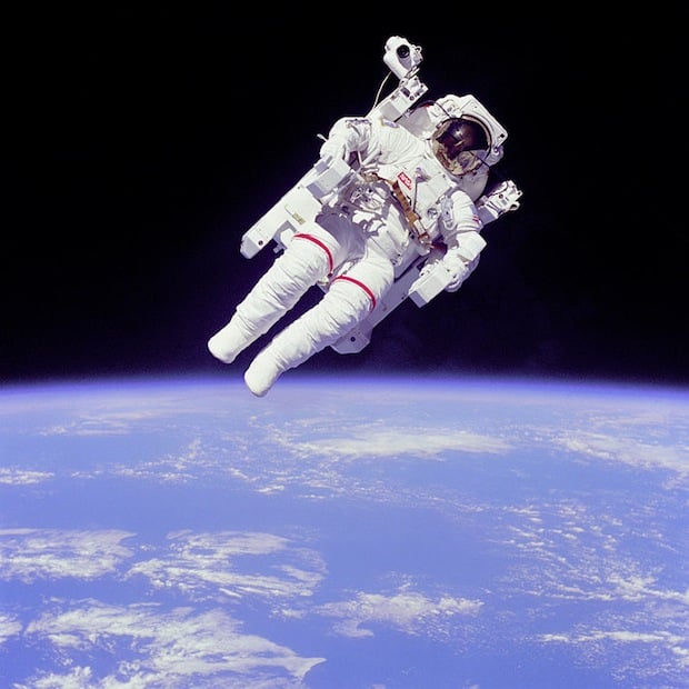 Astronaut Bruce McCandless II floating a few meters away from the cabin. He eventually got as far as 320 feet away from the Orbiter.