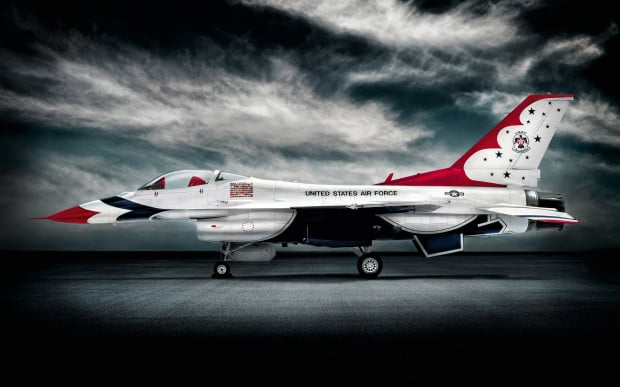 Thunderbirds F16 jet photographed by Blair Bunting