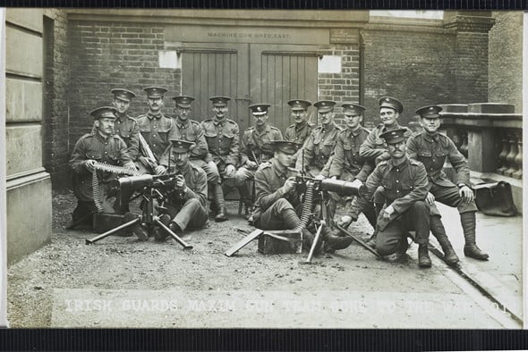 Captain Greer of the 1st Irish Guards and his machine gun team g