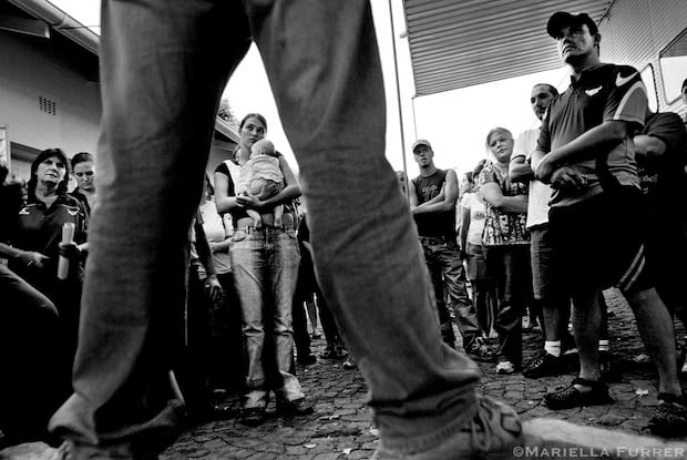 Volunteers from all over Pretoria are debriefed before beginning a search for 7yr old Sheldean. Pretoria, February 2007.