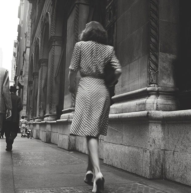 stanley-kubrick-street-conversations-woman-walking-down-the-street-1946-courtesy-museum-of-the-city-of-new-york-geschenk-von-cowles-communications-inc-sk-film-archives-llc