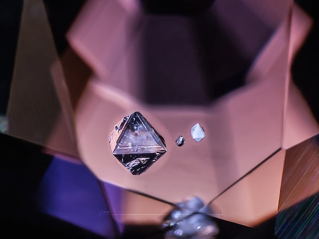 negative-pyramid-in-spinel-mm