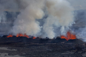 Stunning and Scary Aerial Photos of Erupting Volcano in Iceland ...