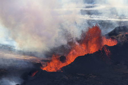 Stunning and Scary Aerial Photos of Erupting Volcano in Iceland ...