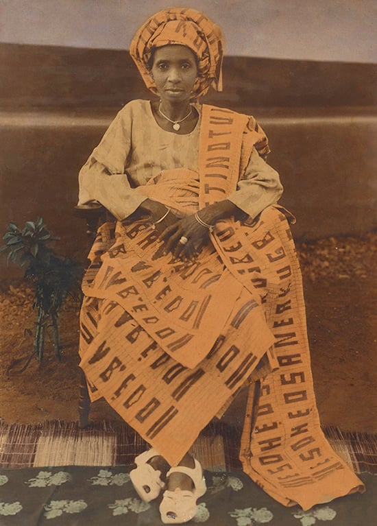 Solomon Osagie Alonge, “Madame Ogiugo” (1960), Hand-colored photograph (Chief S. O. Alonge Collection, Eliot Elisofon Photographic Archives)