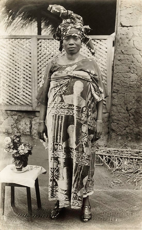 Solomon Osagie Alonge, “Daughter of Oba Eweka II, wearing commemorative cloth from coronation of King George VI, May 1937,” Silver gelatin vintage (Chief S. O. Alonge Collection, Eliot Elisofon Photographic Archives)