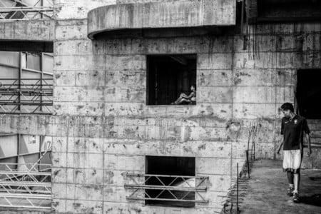 The Tower of David: Photographs Showing Life Inside the Tallest Slum in ...