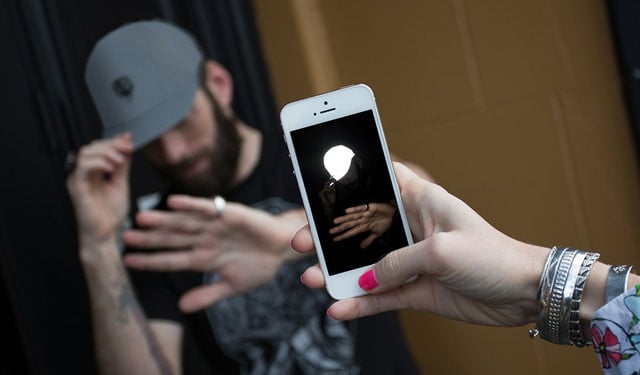 Flashback: Stark reflektierende Kleidung ruiniert Handyfotos absichtlich