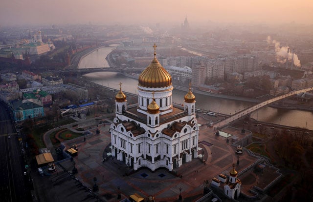 The Cathedral of Christ the Saviour on the banks of the Moskva River at sunrise.