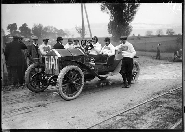 Team Fiat with Nigg and Parmelin drives past the kilometer sign post at Eaux-Mortes in the canton of Geneva, Switzerland. Image taken on the occasion of a race organized by TCS (Touring Club Schweiz) in 1911. (KEYSTONE/ Photopress-Archive/ Jules Decrauzat) Glasplate