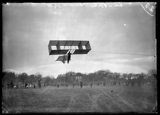 A glider pilot is lifting from the ground in Geneva, Switzerland, pictured in the year 1911.  (KEYSTONE/ Photopress-Archive/ Jules Decrauzat) Glasplate