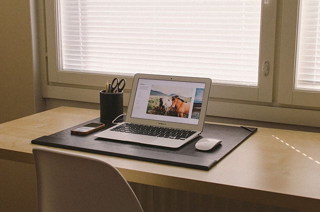 apple-iphone-smartphone-desk