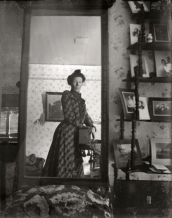 unidentified_woman_taking_her_own_photograph_using_a_mirror_and_a_box_camera_roughly_1900-2