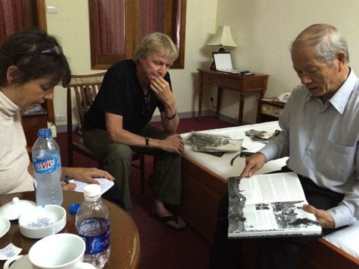 Tinh showing Stjerneklar the photo in a book earlier this year.
