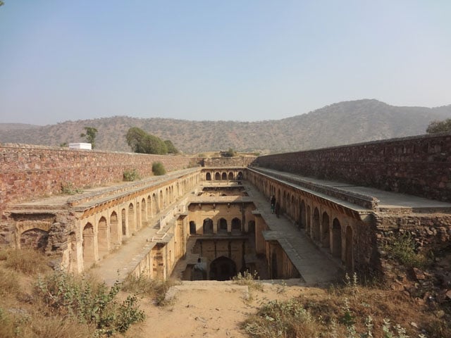 NEEMRANA_(2)