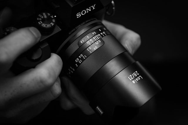 Review: The Zeiss Loxia 21mm f/2.8 Has Great Quality But a Grip