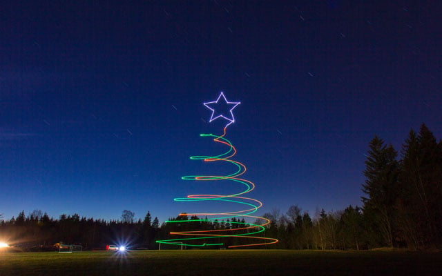 AT_press-images_Drone-Light-Painting-by-Ascending-Technologies_Christmas-Tree