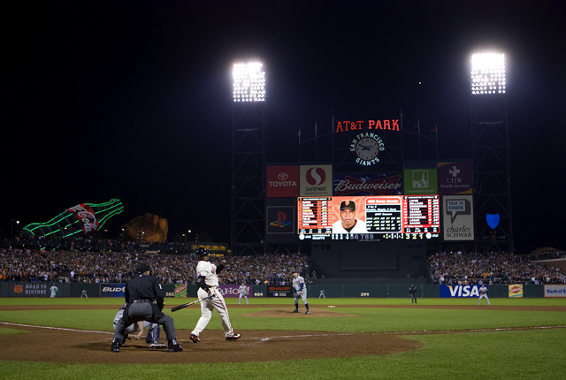 Barry Bonds hits #756, 2007. Photo by Brad Mangin.