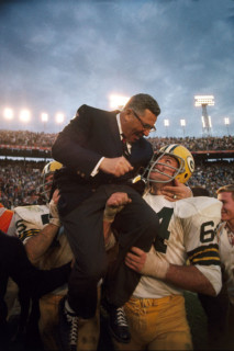 10 Iconic Photos from the First NFL Super Bowls | PetaPixel