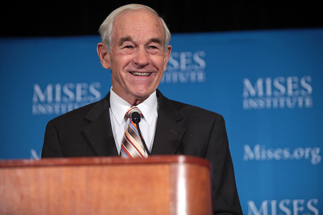 Former U.S. Congressman Ron Paul speaking with attendees at the 2015 Mises Circle hosted by the Mises Institute in Phoenix, Arizona.