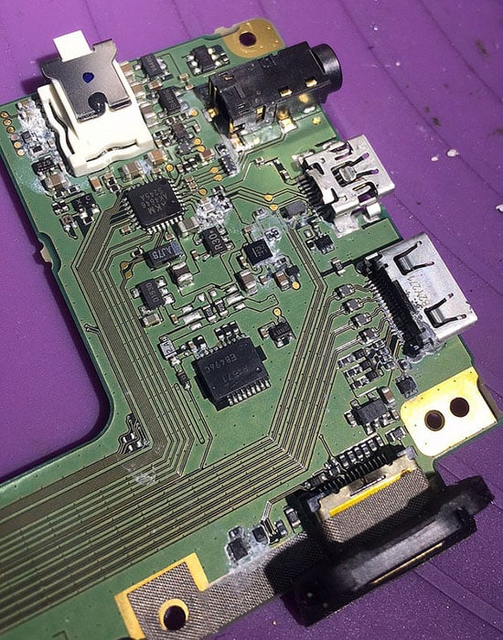 Here you can see the part of the motherboard where the USB and HDMI connections are.