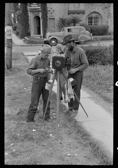 Tintype cameraman, San Antonio, Texas. Photo by Russell Lee.