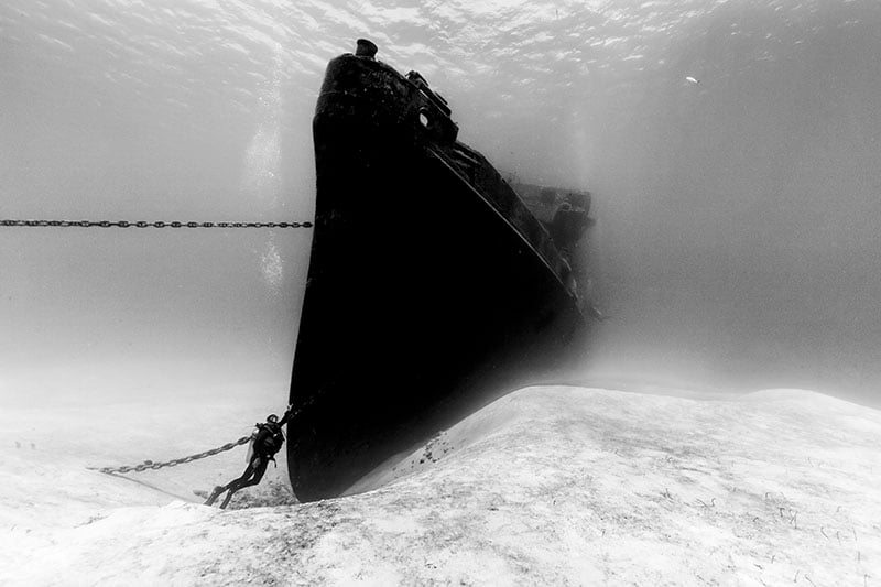 "USS Kittiwake and Diver." Christian Vizl/UPY 2016