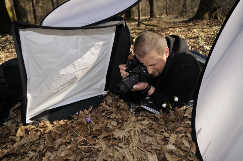 Andrej photographing crocus, using softboxes. Nikon D300, 17mm, 1/250s, f4, ISO200