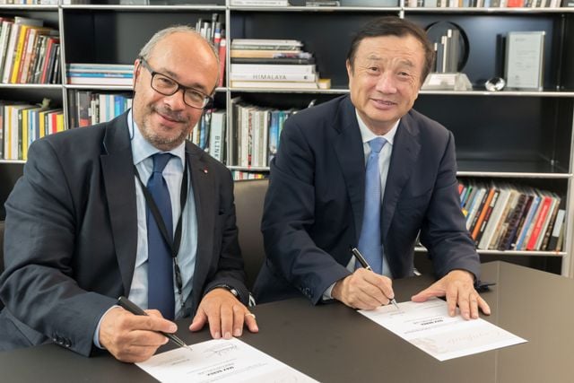 Leica owner and chairman Dr. Andreas Kaufmann (left) signing with Huawei CEO Ren Zhengfei