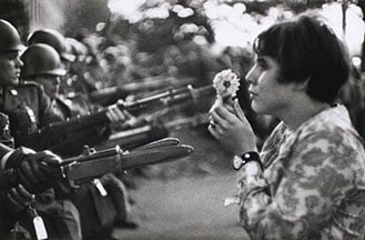 La fille à la fleur de Marc Riboud, 1967