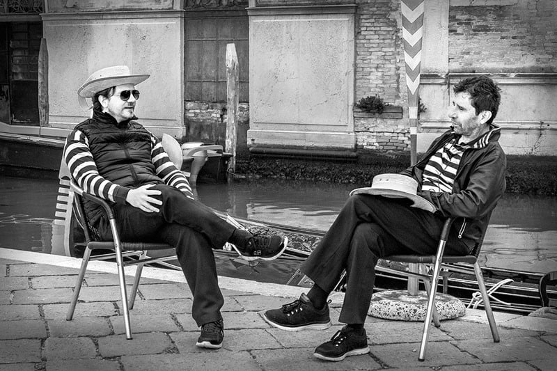 gondoliers-relaxing-venice-version-2-800x533.jpg