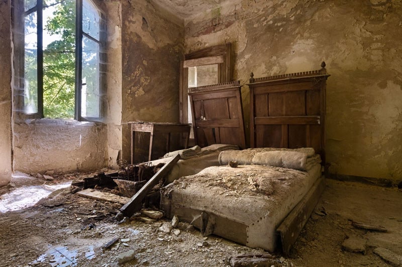 A room in a decaying hotel.