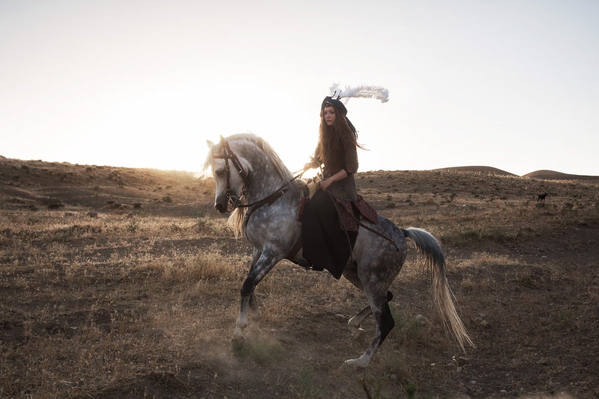 Anna rides Gustaw, a pure arabian horse worth several tens of thousands euros. He won several horse beauty contests in the past but is now left in the boarding stables of Ali and rarely trained by the owners.