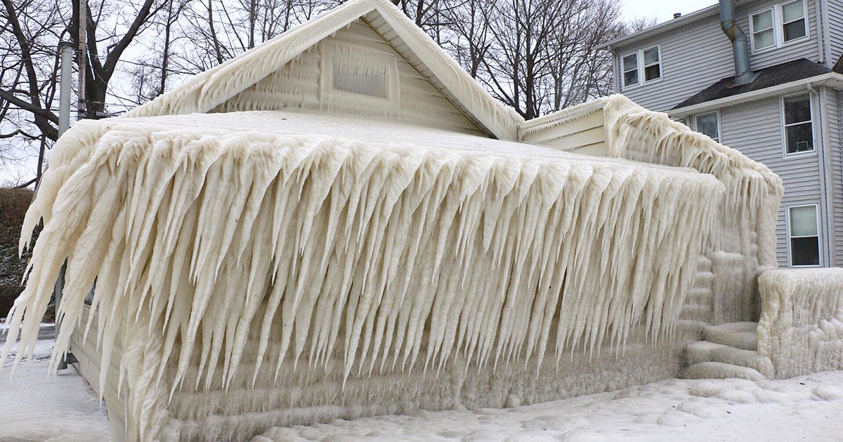 photos-of-an-ice-house-after-a-winter-storm-at-lake-ontario-petapixel